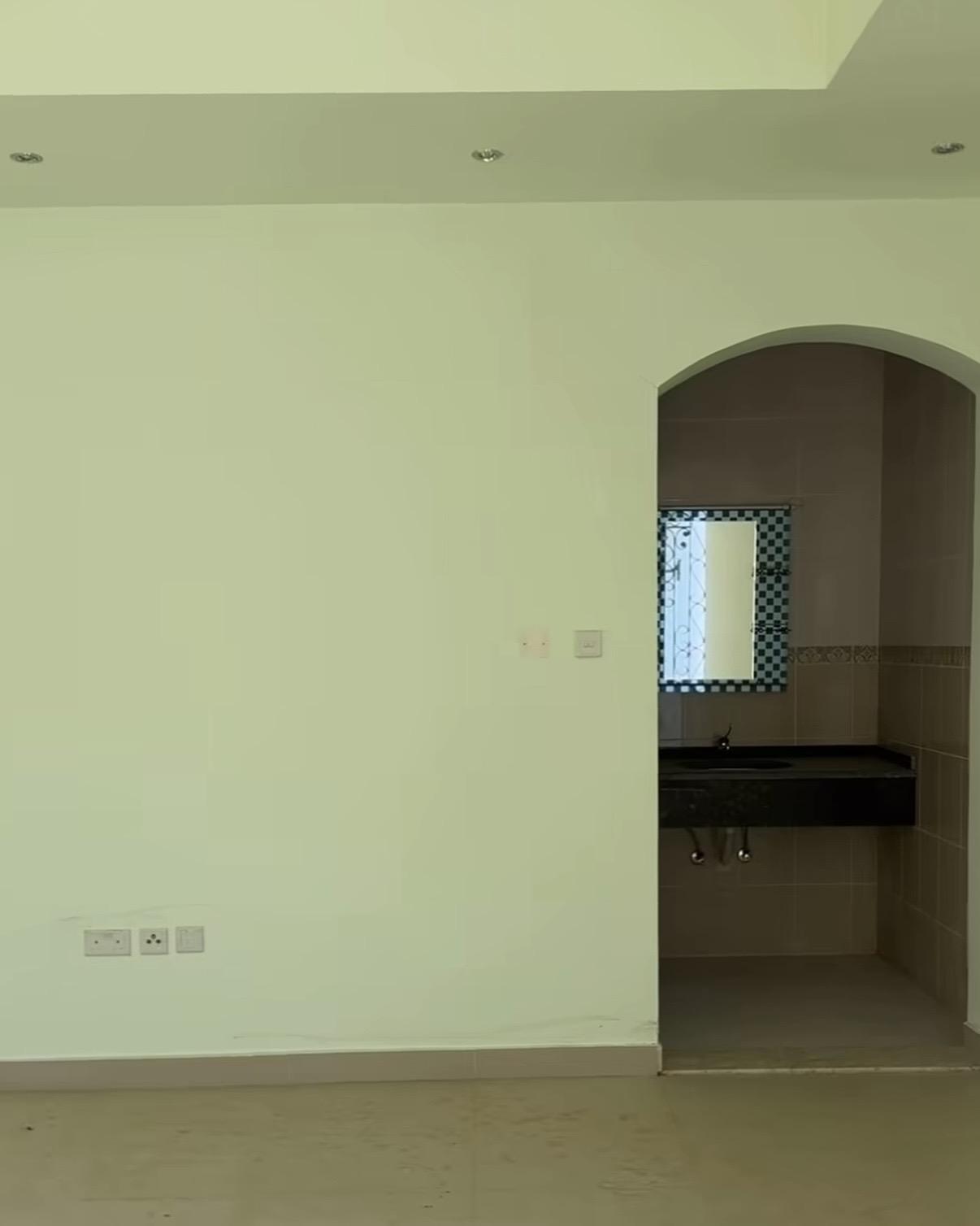 ارض سكنية مع فيلا و مزرعة في ليوا