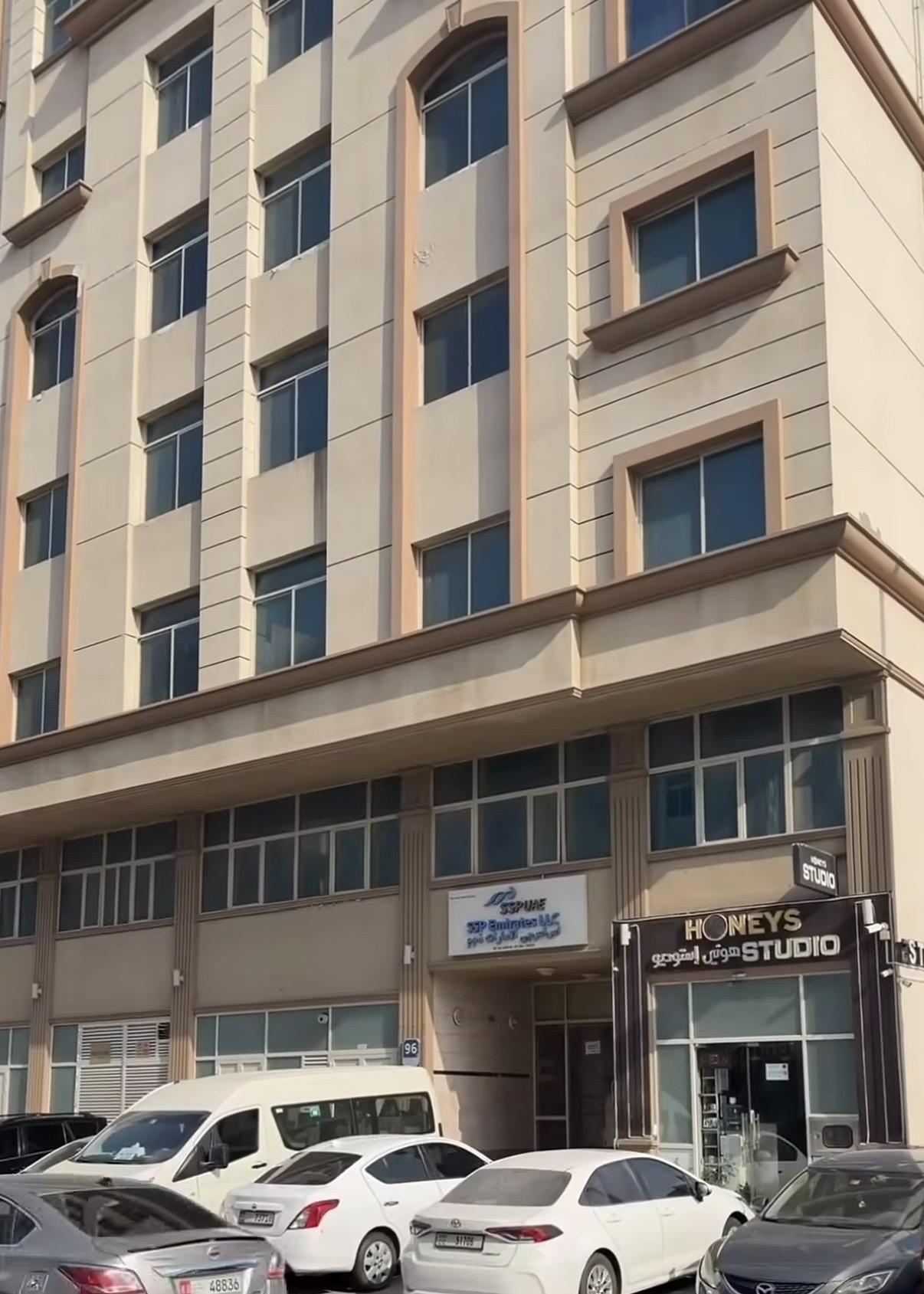 بناية تجارية شرق ١١