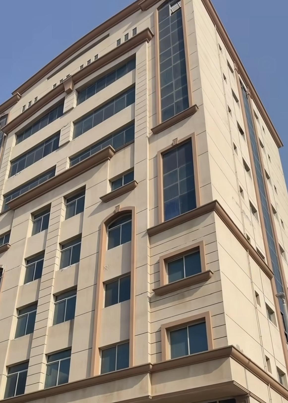 بناية تجارية شرق ١١